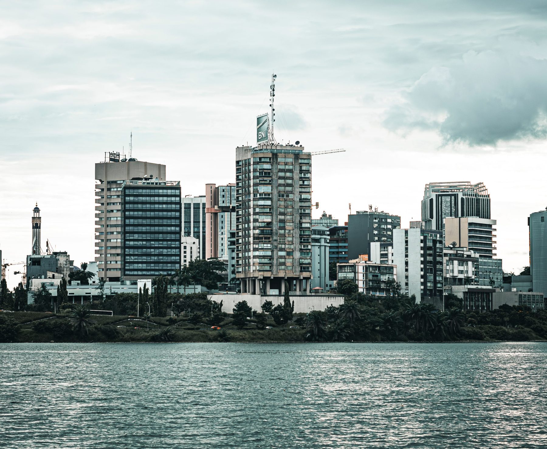Vue du quartier des affaires d’Abidjan au crépuscule, environnement professionnel africain contemporain