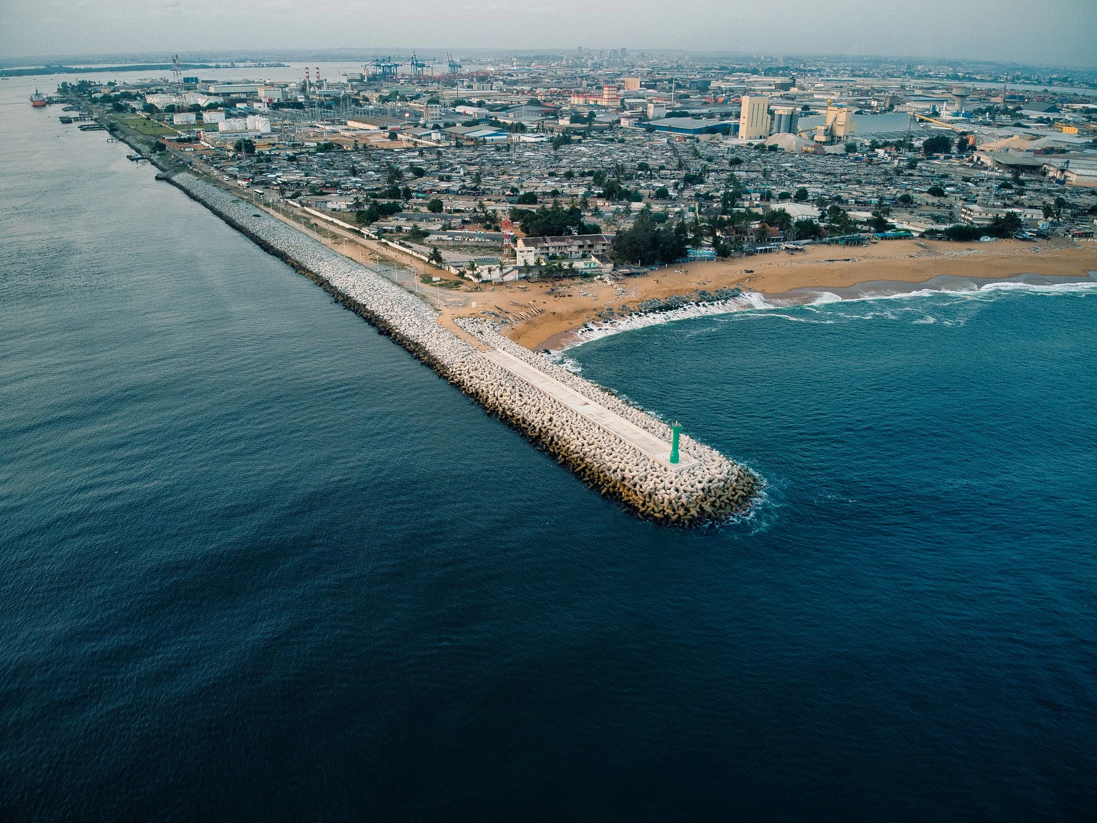 Vue aérienne du littoral urbain d'Abidjan.