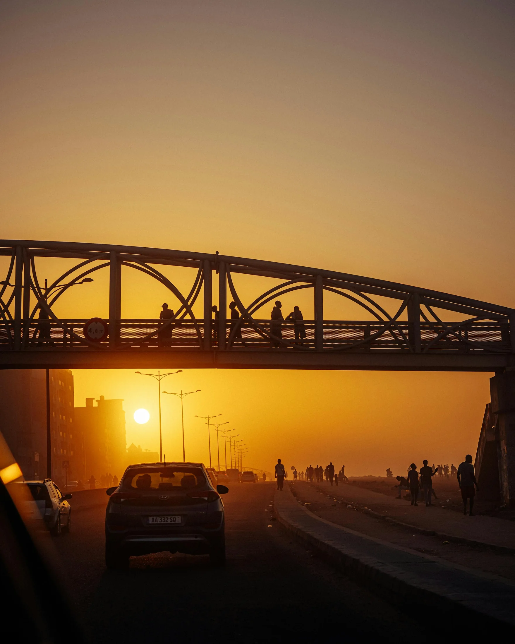Passerelle urbaine à Dakar au coucher du soleil.