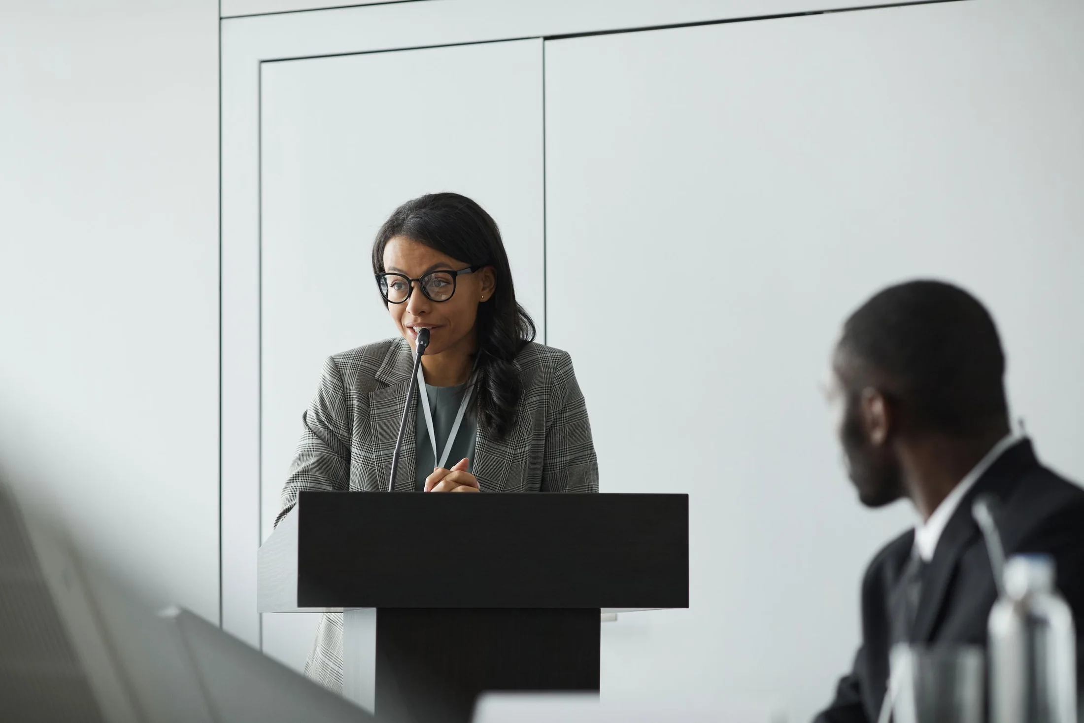 Présentation formelle devant un auditoire professionnel.